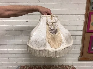 "PANTALLA DE LÁMPARA VICTORIANA CON FLECOS BLANCO ROTO CREMA DE COLECCIÓN CON LAZO DE ENCAJE 10 5/8"" DE ALTO"  - Imagen 1 de 11