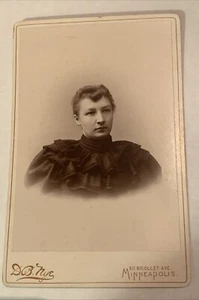 Tarjeta de gabinete vintage mujer D. B. NYE Mpls MN en muy buen estado - Imagen 1 de 4