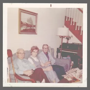 Fundfoto 70er Jahre drei ältere Menschen auf Couch Innenszene 3,5 x 3,5 - Bild 1 von 2