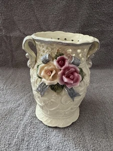 VINTAGE VICTORIAN COLLECT PORCELAIN VASE APPLIED ROSE BOQUET HEART CUTOUTS CREAM - Picture 1 of 4