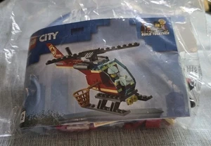 Lego Hauptplatz 60271 NUR FEUERKOPTER UNGEÖFFNET MIT BUCH - Bild 1 von 1