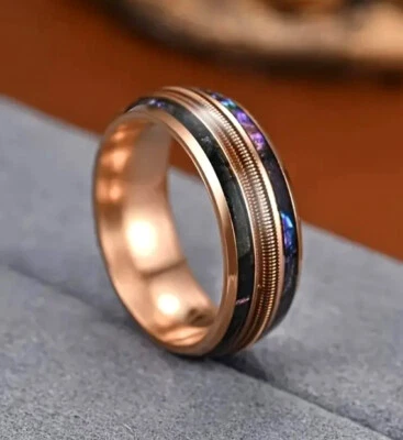 Anillo de banda para hombre "cuerda de guitarra" de acero inoxidable con incrustación de abulón Aurora y oro rosa Foto 1 de 3