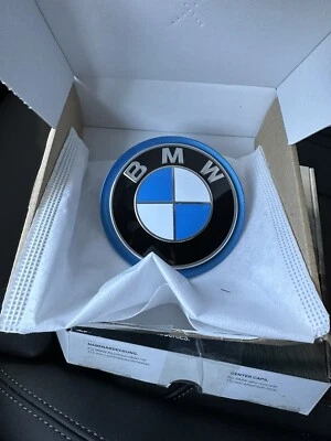 Insignia emblema capó BMW OE i4 82 mm OEM con EV azul envolvente para eléctrico Foto 1 de 3