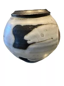 Vaso ceramica da studio bianco e nero anni 80 artista firmato John Peterson - Foto 1 di 7