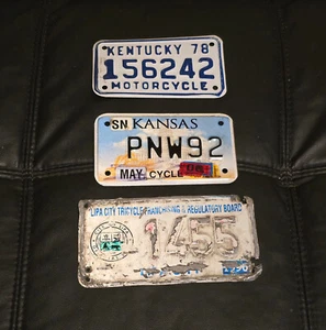 Lote de 3 matrículas de motocicleta 1978 Kentucky, Kansas y Filipinas - Imagen 1 de 1