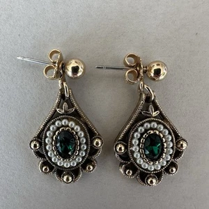 Vintage Avon Victorian Queensbury Post Dangle Earrings Gold, Faux Pearl, Emerald - Picture 1 of 4