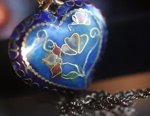 Vintage *: CATENA CO 1/20 12K 28 CON CIONDOLO COLORATO CUORE CLOISONNE BLU:* - Foto 1 di 10