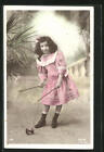 Mädchen im rosafarbenen Kleid spielt mit einem Diabolo, Ansichtskarte 1908 
