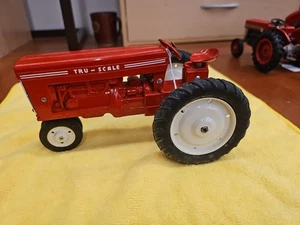 Tru- Scale 1/16 Red Tractor Narrow Front - Picture 1 of 6