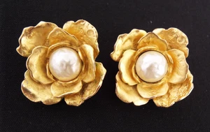 VTG Deanna Hamro Gold Tone & Faux Pearl Clip On Earrings 1 3/4" Chunky Flower - Picture 1 of 17