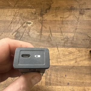 Mercedes Sprinter 907 (ab 2018) 2.1 CDI USB Anschluss A2478200401 - Bild 1 von 2