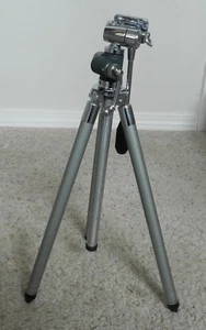 Trípode Aetna usado vintage se extiende 48" de largo en estuche de cuero original - Imagen 1 de 12