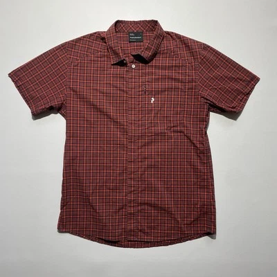 Peak performance large red and black plaid button-down shirt fits small — 第 1/4 张图片