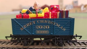 Hornby R6988 7-Bohlenwagen Weihnachten 2020 mit Geschenkladung, blau, verpackt - Bild 1 von 9