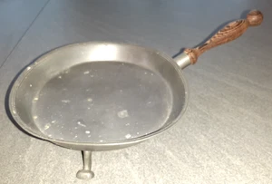 Zinnpfanne mit Holzgriff und Füßen 296 gr. Rein Zinn Pfanne Harald Buchrucker - Bild 1 von 7