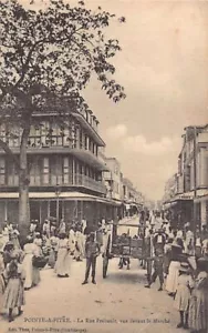 Guadeloupe - POINTE À PITRE - La Rue Frébault, vue devant le marché - VOIR SCANS - Bild 1 von 2