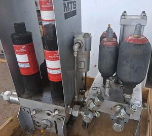 Collettore di servizio accumulatore pistone idraulico MTS 290.14 e domatore di linea 284.26 - Foto 1 di 22