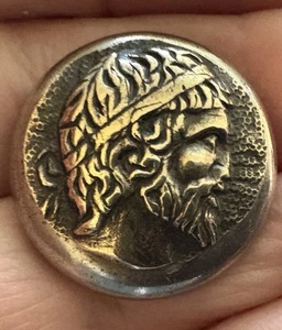 VINTAGE  High  RELIEF  HEAD   BUTTON   -  JESUS  Like  - ROMAN  METAL  -    C-15 - Picture 1 of 5