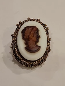 VINTAGE GOLD TONE CAMEO BROOCH - Picture 1 of 10