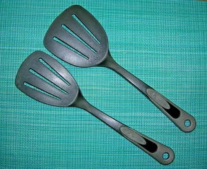 (2) Vintage maßgeschneiderte Nylon-Spatel mit Schlitzen hohe Hitze schwarz grau flexibel USA - Bild 1 von 3