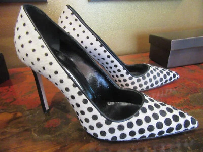 NUEVO MANOLO BLAHNIK Zapatos de tacón de aguja de pelo de pony con puntos negros blancos talla 38,5, 8,5 M Foto 1 de 4
