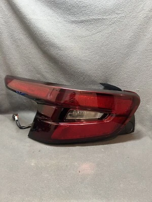 2024-2025 CHEVROLET TRAX LUZ TRASERA EXTERIOR LADO CONDUCTOR IZQUIERDO CON SOPORTE OEM Foto 1 de 4