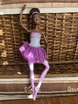 芭比 Dreamtopia 闪烁灯点亮黑发 AA 芭蕾舞娃娃 — 第 1/4 张图片