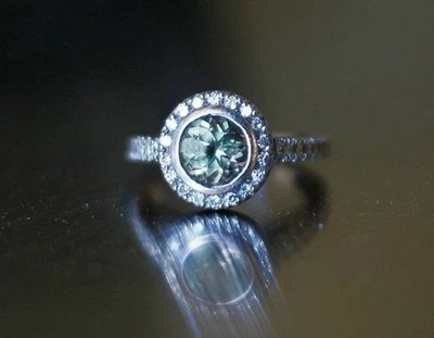 Anillo de compromiso Montana cambio de color 1,43 quilates zafiro y diamante paladio Foto 1 de 4