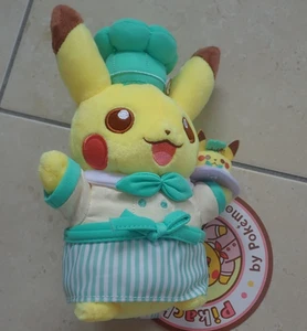 PIKACHU SWEETS CHEF GRÜN PLÜSCH - POKEMON CENTER CAFE JAPANISCH EXKLUSIV - NEU - Bild 1 von 5