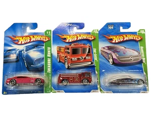 Hot Wheels Variedad Juego de 3 Coches de Caza del Tesoro y Camión de Bomberos - Coches Diecast - Imagen 1 de 15