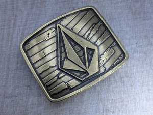 De Colección VOLCOM Latón Metal Cinturón Hebilla 3D Skateboarding Surf Snowboarding RARO  - Imagen 1 de 4