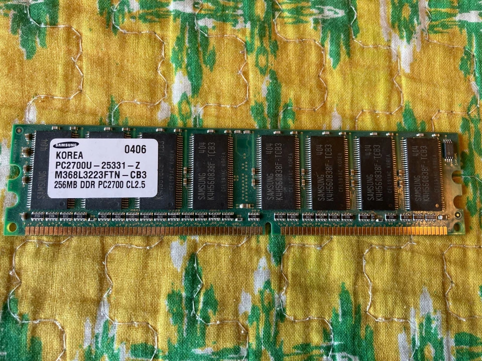 Memoria Samsung 256 MB DIMM DDR PC-2700 333 MHz M368L3223FTN-CB3 Foto 1 de 1