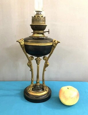 Ancienne lampe à pétrole tripode bronze 59cm Athénienne no globe tulipe cristal - Photo 1/4