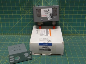 Johnson Controls P170MA-18C Pressure Control, SPST, Auto Reset - Picture 1 of 14