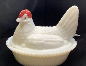Weißes Milchglas Huhn Henne auf Nest 5 1/2 in Summit Art aus Westmoreland Form - Bild 1 von 9