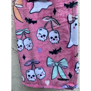 Betsey Johnson Halloween Totenkopf Kirsche Überwurf Decke Rosa 50x70 - Bild 1 von 3