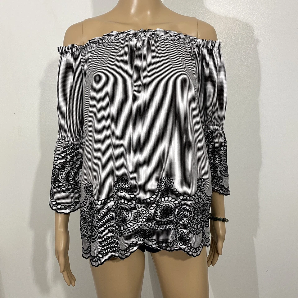 Blusa para mujer Hazel blanca y negra talla pequeña con volantes a rayas fuera del hombro usada en excelente estado Foto 1 de 4