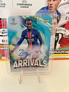 TOPPS Finest 2024-25 UEFA Club Competitions Zague Autograph Rookie Arrivals PSG - Bild 1 von 1