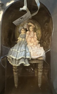 La casa di Louis Nichole bambina seduta su sedia nuova con scatola di Kurt Adler - Foto 1 di 10