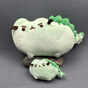 GUND Peluche Pusheen Pusheenosaurus Peluche 10” Dinosauro Verde Gatto e Piccolo Pusheen - Foto 1 di 17