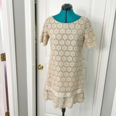 Vestido THREAD Social Para Mujer Beige 4 Floral Encaje Ojales Cambio Cóctel Sin Mangas Foto 1 de 4