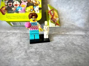 🔥 LEGO Minifigures 71048 Series 27 - Cat Lover Minifig New 🔥 - Picture 1 of 4