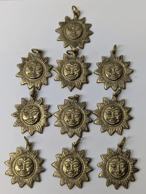 10 colgantes de sol de latón dijes colgantes de cara de sol Surya. Aprox. 1 pulgada de diámetro. Foto 1 de 4