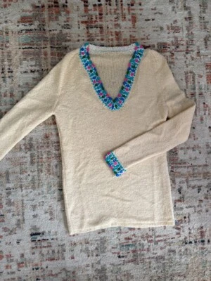 Suéter Vintage Crema con Cuentas Azul, Rosa y Blanco Foto 1 de 4