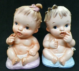 Vintage Inarco Japan Seated Baby Boy & Girl Ceramic Bank Set 5.5" - Imagen 1 de 5