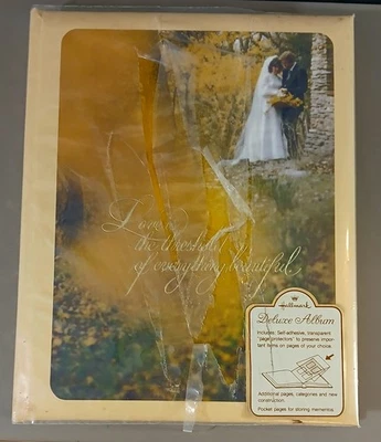 Álbum de boda de colección con sello "Love is the Threshold of Everything Beautiful" - Nuevo en caja Foto 1 de 4