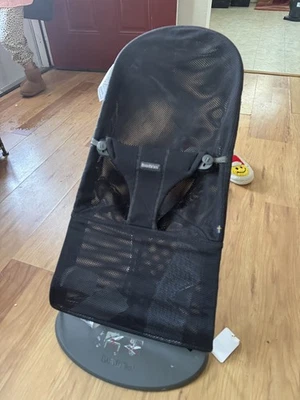 BabyBjorn Bouncer Bliss Malla Negra 2 en 1 4 Posiciones Asiento de Bebé Silla para Niños Pequeños 8-29 lb Foto 1 de 4