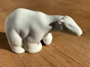 Figura de oso polar vintage Hallmark 1979 3,5" x 1" x 2" porcelana bisque - Imagen 1 de 7