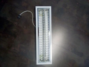 Vendesi plafoniera Novalux EL6045LUBI usata ma in ottime condizioni con neon - Foto 1 di 6