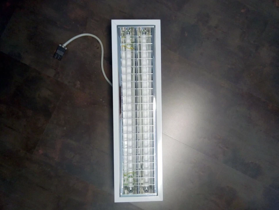 Vendesi plafoniera Novalux EL6045LUBI usata ma in ottime condizioni con neon - Immagine 1 di 4